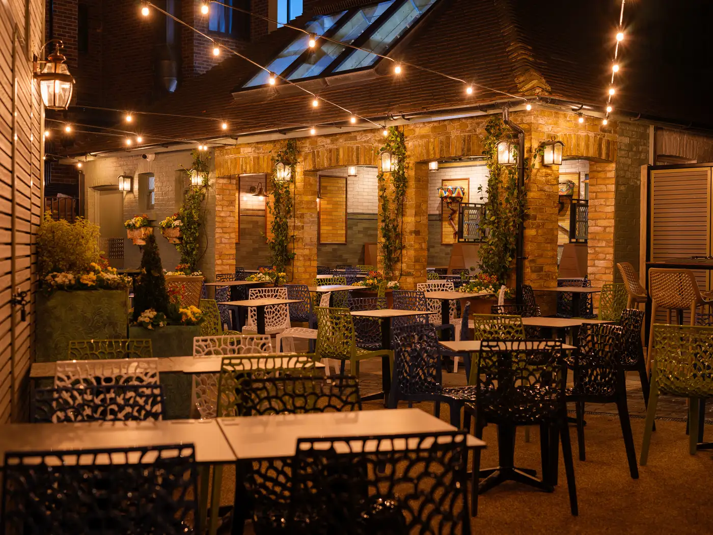 pub garden, beer garden, courtyard garden, garden design, pub design
